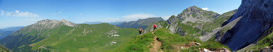 Vista panoramica dal Passo di Gabbia (2050 m) sul sent. alto dei fiori 244